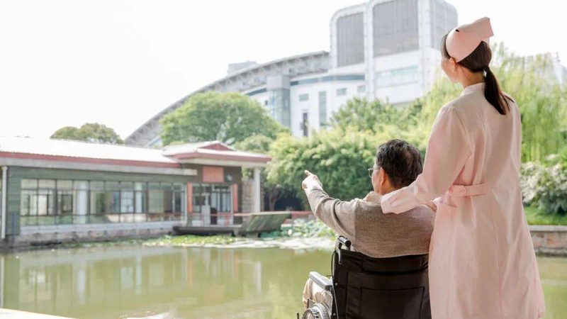 2025上海护工价格，涨跌背后藏着三个信号